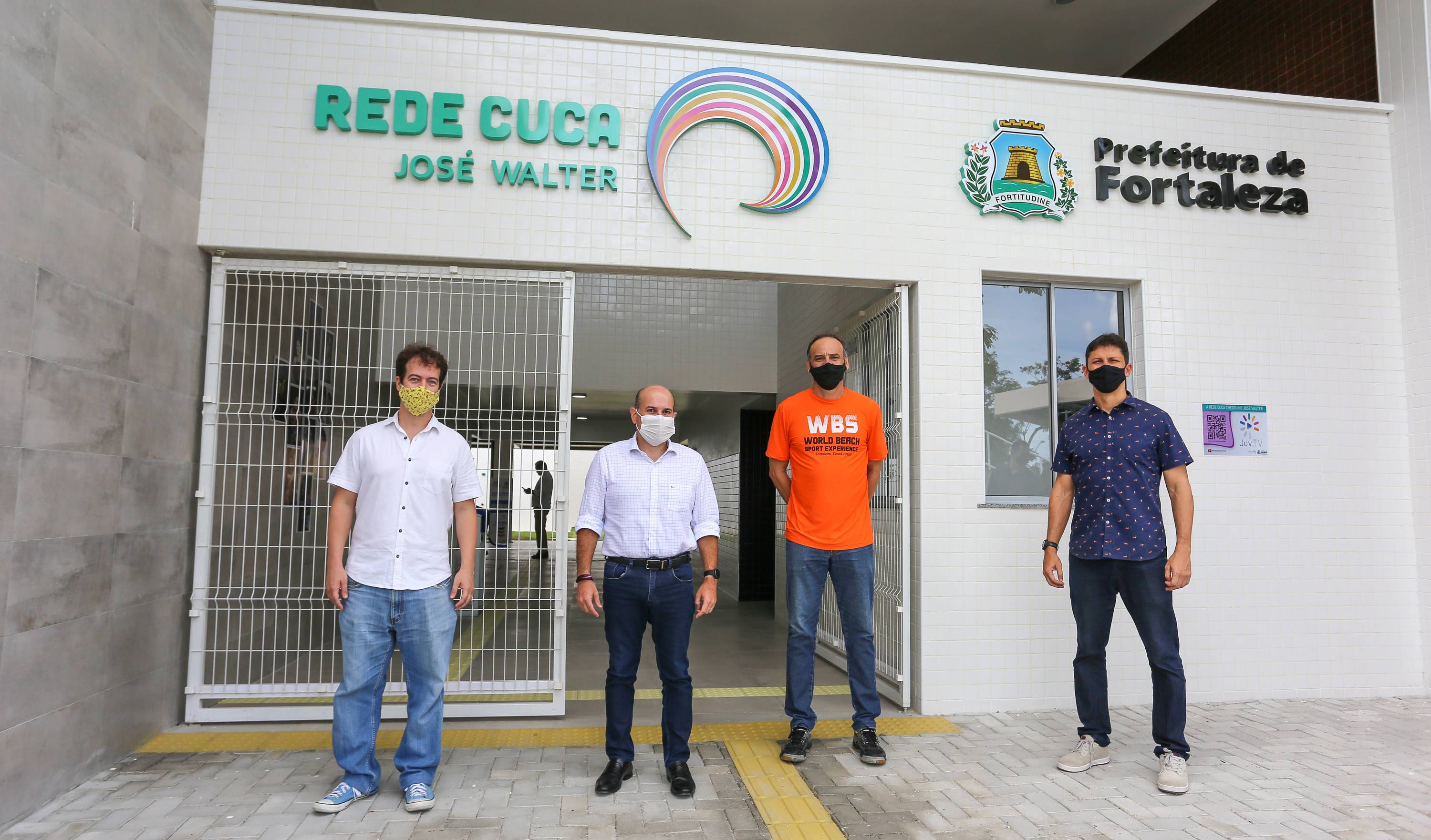 prefeito e mais três pessoas posam de máscara na frente da entrada do Cuca José Walter